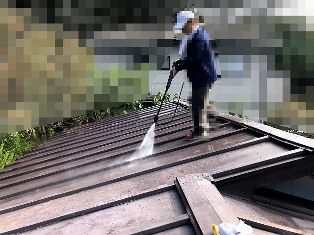 トタン屋根DIY塗装 洗浄トタン屋根ケレン後は高圧洗浄で屋根を洗浄