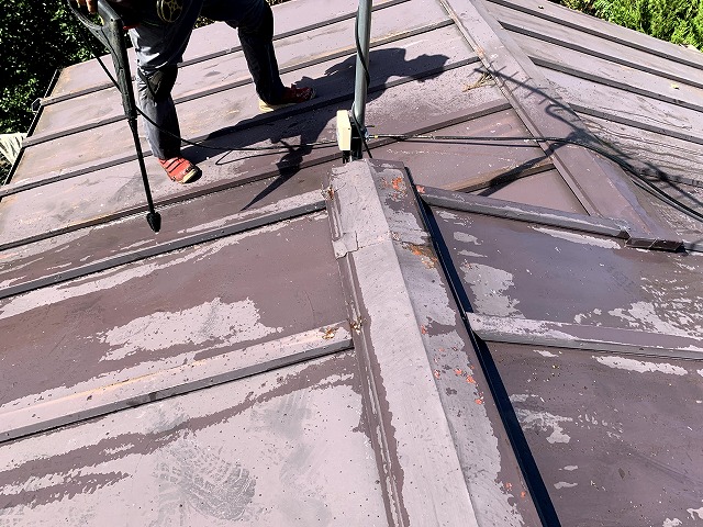 トタン屋根ケレン後は高圧洗浄で屋根を洗浄