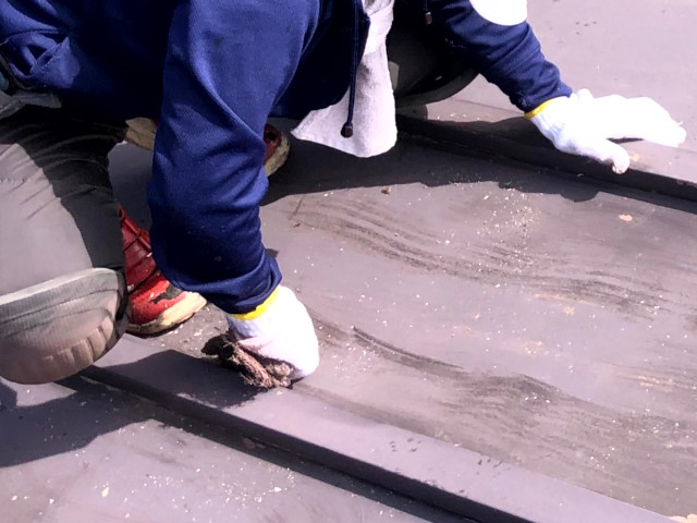 トタン屋根DIY塗装で実際に行ったケレン作業