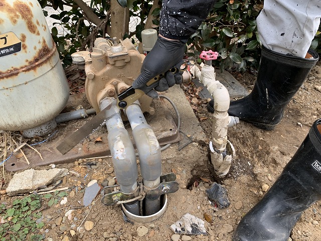 井戸ポンプ交換DIY｜まずは古い井戸ポンプの取り外し作業