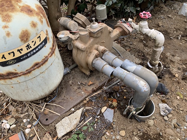 井戸ポンプ交換DIY｜まずは古い井戸ポンプの取り外し作業