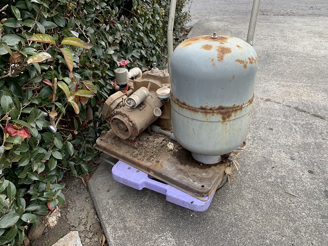 今回の井戸ポンプトラブルの原因は、圧力タンクの故障でした。 水が脈打つ症状や、ポンプが頻繁にON／OFFを繰り返す状態は、圧力タンク内部のダイヤフラム劣化によって起こることが多いようです。 ただ今回の井戸ポンプは、推定で 40年以上使用されていました。 そのため圧力タンクだけを交換するのではなく、思い切って ポンプ本体ごと交換することにしました。 井戸ポンプ交換は、ジェット配管が重く作業も大変で、夫婦二人で協力しながらのDIY作業になりました。 それでも無事に交換することができ、現在は 水圧も安定し井戸水も快適に使えています。 もし井戸ポンプで ・水がドドドドと脈打つ ・ポンプが頻繁にON／OFFする このような症状が出ている場合は、圧力タンクの不具合を一度疑ってみるとよいかもしれません。