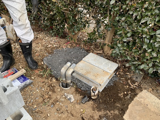 井戸ポンプ交換DIY｜配管高さを合わせるためブロックで設置高さを調整