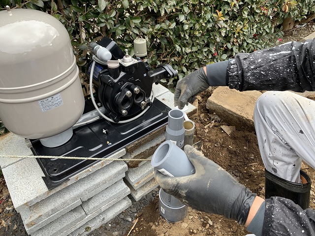 井戸ポンプ交換DIY｜夫婦で協力して重いジェット配管を接続