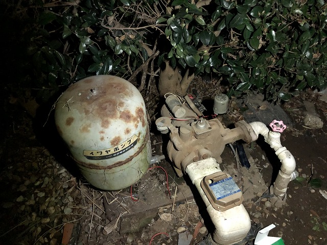 井戸ポンプの水が脈打つ原因は圧力タンクの故障だった