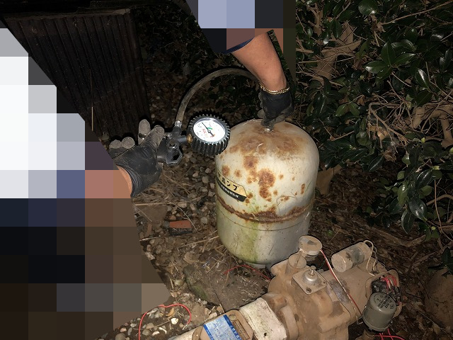 井戸ポンプの圧力タンクを点検｜空気圧を測定すると0MPaだった