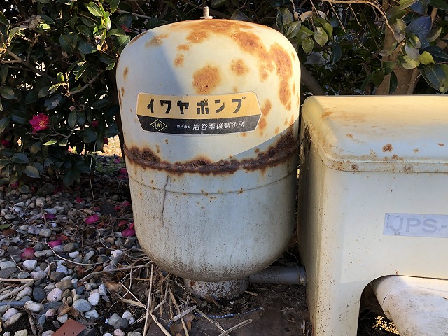 井戸ポンプの水が脈打つ原因は圧力タンク！40年使ったイワヤポンプを夫婦DIYで交換した記録