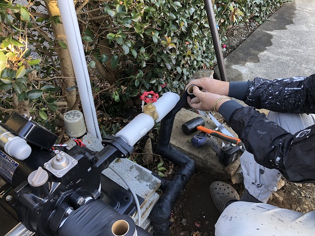 井戸ポンプ配管の凍結防止対策｜保温材と防水テープで冬の凍結を防ぐ