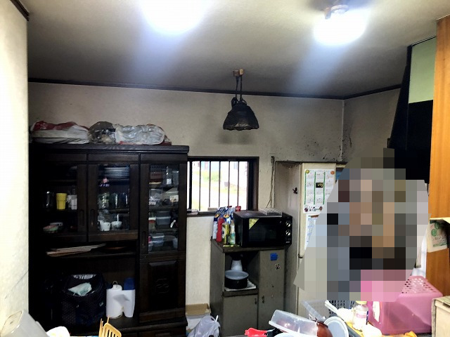 【夫婦DIY】築25年キッチン壁リフォーム！クロス張替え＋アルミ複合板で激変した週末DIY