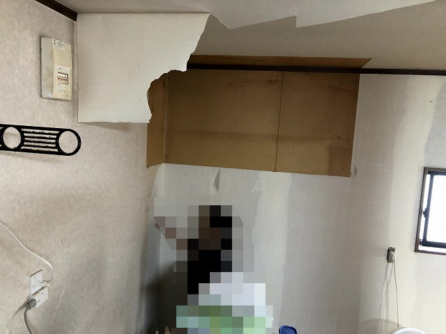 キッチン壁の古いクロスをすべて剥がして下地を整える