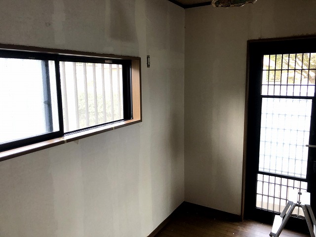 キッチン壁の古いクロスをすべて剥がして下地を整える