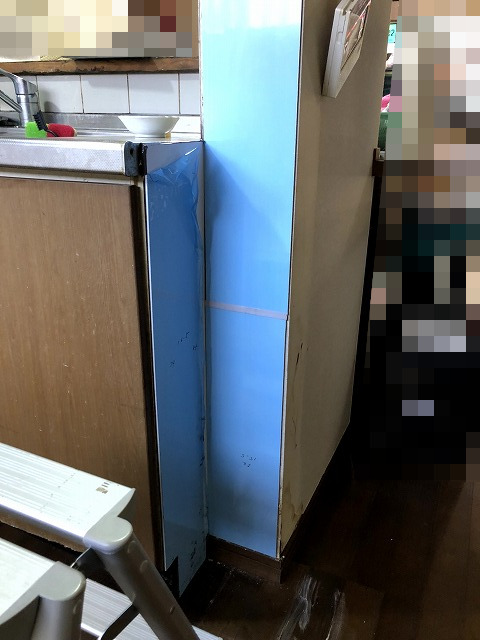 キッチン周りの壁は ・水はね ・油汚れ が飛びやすい場所です。 そのため、今回は壁紙ではなく アルミ複合板を使ってDIY施工することにしました。 一般的にはキッチンパネルを施工することが多いですが、 アルミ複合板でも十分代用できます。 しかも価格が安く、DIYでも施工しやすいのがメリットです。 今回使用した材料はこちらです。 ・アルミ複合板（3mm） ・両面テープ ・接着剤 施工した場所は ・シンク周り ・換気フード周り キッチンで特に汚れやすい部分に施工しました。 アルミ複合板は、両面テープで仮固定したあとに接着剤でしっかり固定します。 最後は隙間に 防カビシリコンでコーキングして仕上げました。 この方法なら、水や油が飛んでも掃除がしやすく キッチンの壁を清潔に保つことができます。 キッチンパネルよりコストも抑えられるので、 キッチンDIYリフォームにはおすすめの方法です。