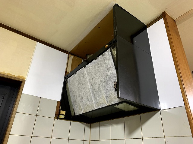 キッチン周りの壁は ・水はね ・油汚れ が飛びやすい場所です。 そのため、今回は壁紙ではなく アルミ複合板を使ってDIY施工することにしました。 一般的にはキッチンパネルを施工することが多いですが、 アルミ複合板でも十分代用できます。 しかも価格が安く、DIYでも施工しやすいのがメリットです。 今回使用した材料はこちらです。 ・アルミ複合板（3mm） ・両面テープ ・接着剤 施工した場所は ・シンク周り ・換気フード周り キッチンで特に汚れやすい部分に施工しました。 アルミ複合板は、両面テープで仮固定したあとに接着剤でしっかり固定します。 最後は隙間に 防カビシリコンでコーキングして仕上げました。 この方法なら、水や油が飛んでも掃除がしやすく キッチンの壁を清潔に保つことができます。 キッチンパネルよりコストも抑えられるので、 キッチンDIYリフォームにはおすすめの方法です。