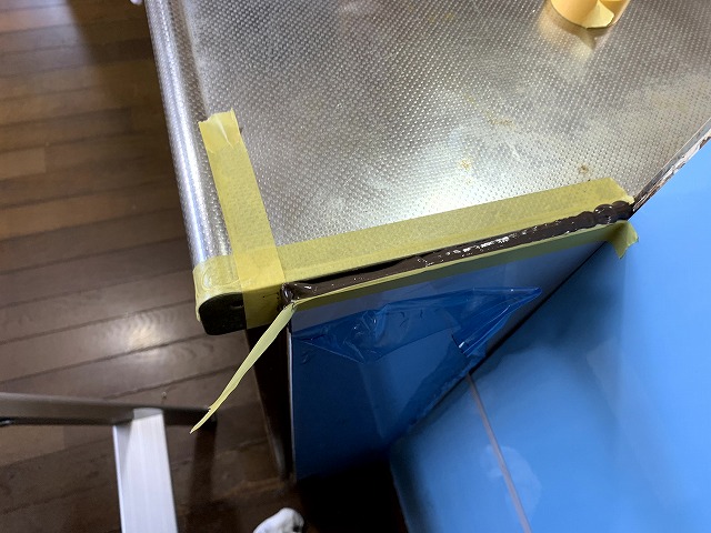 キッチン周りの壁は ・水はね ・油汚れ が飛びやすい場所です。 そのため、今回は壁紙ではなく アルミ複合板を使ってDIY施工することにしました。 一般的にはキッチンパネルを施工することが多いですが、 アルミ複合板でも十分代用できます。 しかも価格が安く、DIYでも施工しやすいのがメリットです。 今回使用した材料はこちらです。 ・アルミ複合板（3mm） ・両面テープ ・接着剤 施工した場所は ・シンク周り ・換気フード周り キッチンで特に汚れやすい部分に施工しました。 アルミ複合板は、両面テープで仮固定したあとに接着剤でしっかり固定します。 最後は隙間に 防カビシリコンでコーキングして仕上げました。 この方法なら、水や油が飛んでも掃除がしやすく キッチンの壁を清潔に保つことができます。 キッチンパネルよりコストも抑えられるので、 キッチンDIYリフォームにはおすすめの方法です。