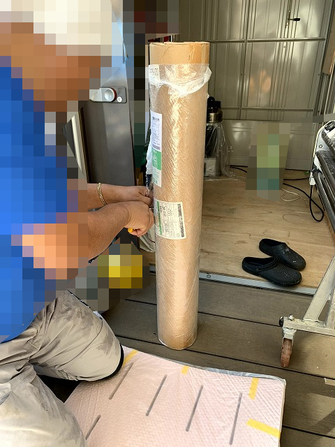 今回のキッチンDIYで大活躍したのが 壁紙糊付け機です。 壁紙をDIYで貼る場合、手作業で糊を塗る方法もありますが、 作業効率を考えて 中古の糊付け機を購入して使用しました。 この機械を使えば、クロスに均一に糊を付けることができるため、 DIYでも比較的きれいに壁紙を貼ることができます。 今回使用した材料はこちらです。 クロス糊 約4500円 壁紙 サンゲツ TH32289 50mを ラクマで5000円で購入しました。 新品のクロスを格安で購入できたので、 DIYリフォームの費用もかなり抑えることができました。 なお、今回使用した 中古の壁紙糊付け機については別の記事でも詳しく紹介しています。