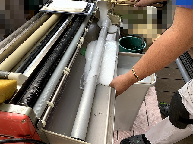 今回のキッチンDIYで大活躍したのが 壁紙糊付け機です。 壁紙をDIYで貼る場合、手作業で糊を塗る方法もありますが、 作業効率を考えて 中古の糊付け機を購入して使用しました。 この機械を使えば、クロスに均一に糊を付けることができるため、 DIYでも比較的きれいに壁紙を貼ることができます。 今回使用した材料はこちらです。 クロス糊 約4500円 壁紙 サンゲツ TH32289 50mを ラクマで5000円で購入しました。 新品のクロスを格安で購入できたので、 DIYリフォームの費用もかなり抑えることができました。 なお、今回使用した 中古の壁紙糊付け機については別の記事でも詳しく紹介しています。