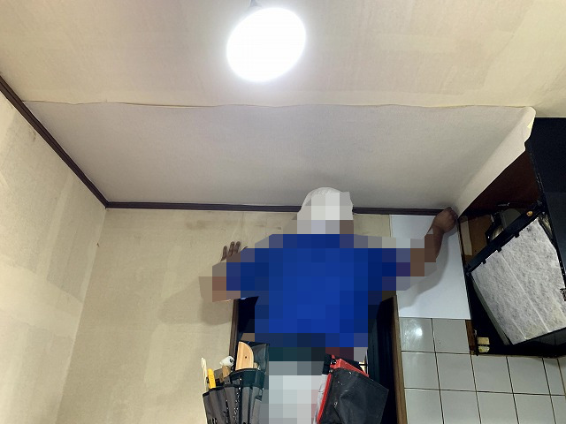 天井クロス張り替えは夫婦DIYで挑戦【天井は2人作業がおすすめ】