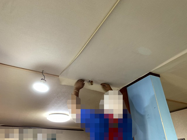 天井クロス張り替えは夫婦DIYで挑戦【天井は2人作業がおすすめ】