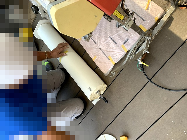 中古の壁紙糊付け機を使ってクロスをDIY施工