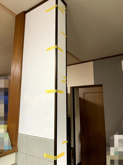 キッチン周りの壁は ・水はね ・油汚れ が飛びやすい場所です。 そのため、今回は壁紙ではなく アルミ複合板を使ってDIY施工することにしました。 一般的にはキッチンパネルを施工することが多いですが、 アルミ複合板でも十分代用できます。 しかも価格が安く、DIYでも施工しやすいのがメリットです。 今回使用した材料はこちらです。 ・アルミ複合板（3mm） ・両面テープ ・接着剤 施工した場所は ・シンク周り ・換気フード周り キッチンで特に汚れやすい部分に施工しました。 アルミ複合板は、両面テープで仮固定したあとに接着剤でしっかり固定します。 最後は隙間に 防カビシリコンでコーキングして仕上げました。 この方法なら、水や油が飛んでも掃除がしやすく キッチンの壁を清潔に保つことができます。 キッチンパネルよりコストも抑えられるので、 キッチンDIYリフォームにはおすすめの方法です。