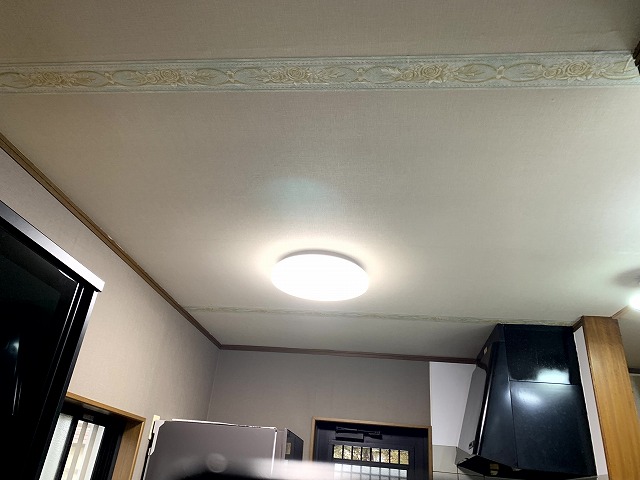 古いキッチン照明をLEDシーリングライトに交換【簡単DIY照明リフォーム】