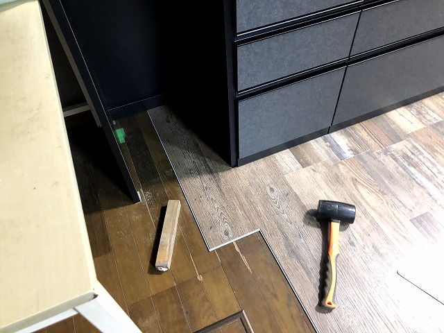 施工手順④｜フロア材のはめ込み方法｜ゴムハンマーで簡単に施工できる