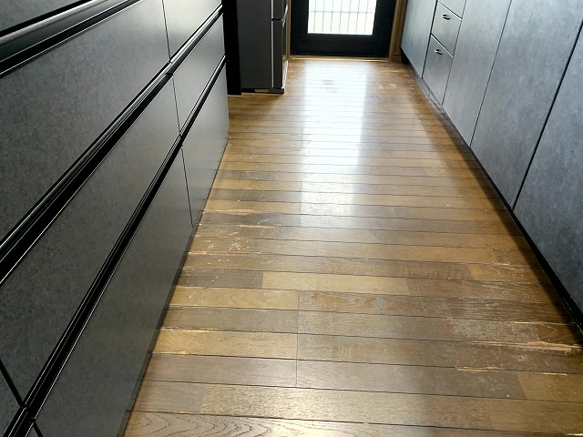 【夫婦DIY】キッチン床を2万円でリフォーム！床下収納もフラット化したリアル施工記