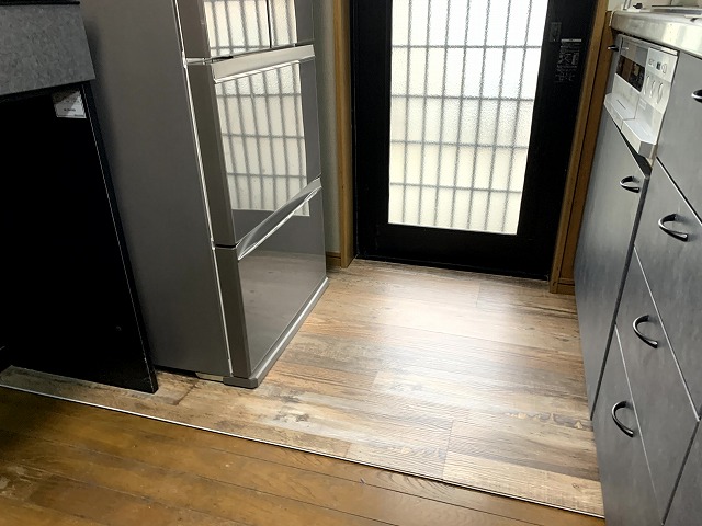 施工手順⑥｜冷蔵庫下も施工して仕上がりを統一（やるべきポイント）