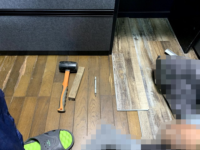 施工手順④｜フロア材のはめ込み方法｜ゴムハンマーで簡単に施工できる