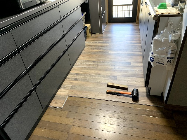 施工手順④｜フロア材のはめ込み方法｜ゴムハンマーで簡単に施工できる