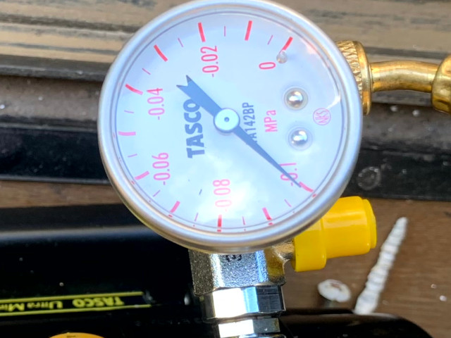 エアコンDIYの真空引きで漏れチェック｜ゲージ確認と成功の判断方法