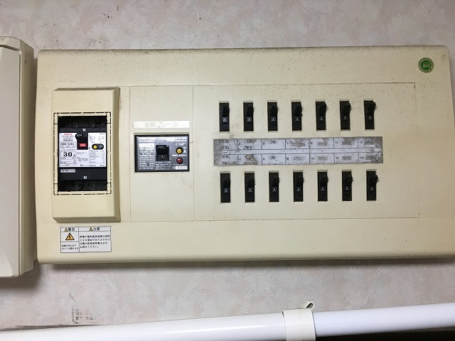 防雨型コンセント交換の前に必ず確認｜ブレーカーOFFと通電チェックは必須