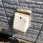 屋外コンセントがグラグラ…ネジ山がなめた防雨型コンセントを交換した実体験【電気工事士】