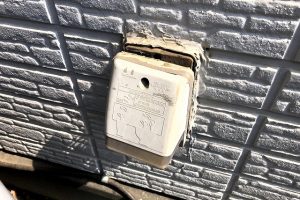 屋外コンセントがグラグラ…ネジ山がなめた防雨型コンセントを交換した実体験【電気工事士】