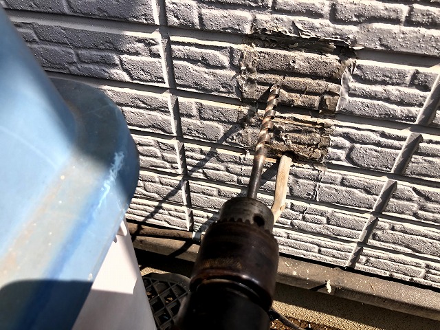 既存配線の位置を確認せずに穴あけしない