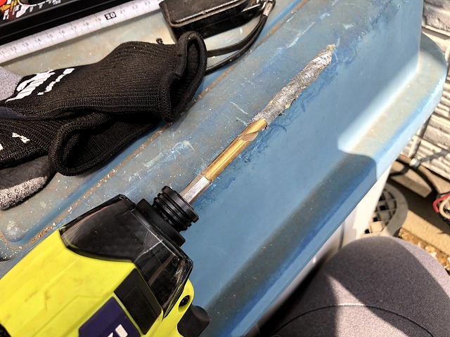 断熱材に注意しながら貫通させる