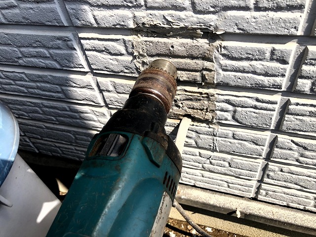 外側から室内へ穴あけ