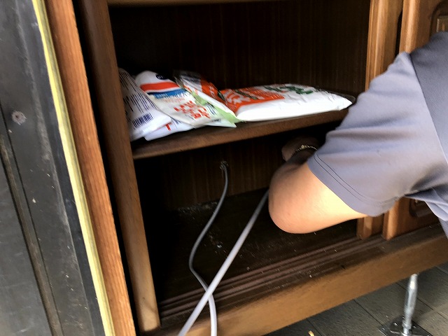 VVFケーブルを通す