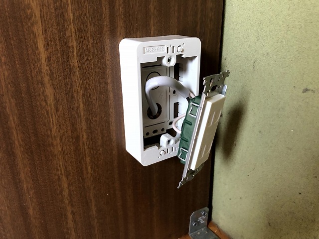 断熱材がある壁の穴あけで苦戦｜コンセント増設DIYでドリルが絡むときの対処法