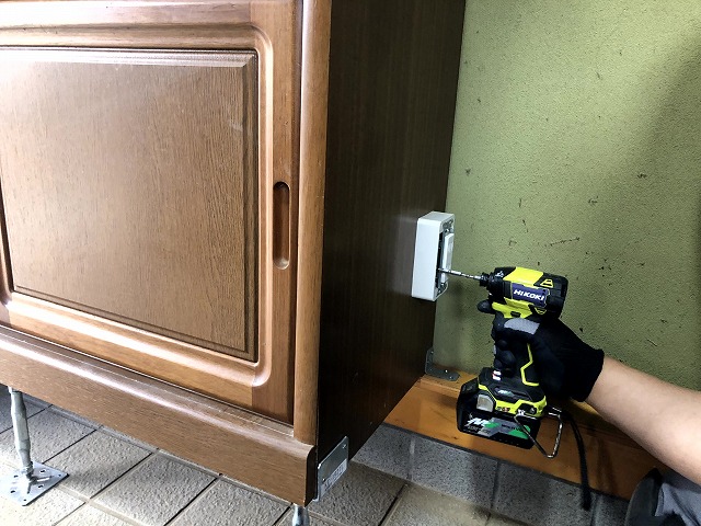 露出増設ボックスを固定する