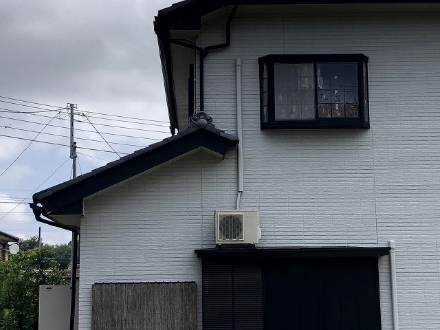 今回交換した2階のエアコン。見た目以上に高所作業の難易度が高かったです」