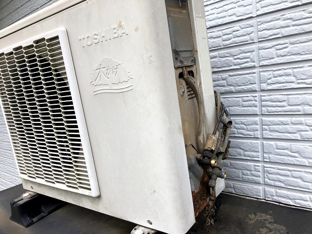 古い室外機はひさしの上に設置されていて、交換時の危険が大きい状態でした