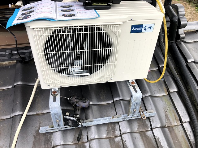 新しい室外機は北側の屋根上へ移設。以前より安心感があります。