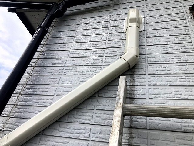 北側へ向かって配管を横回し。見た目と角度調整が重要です。