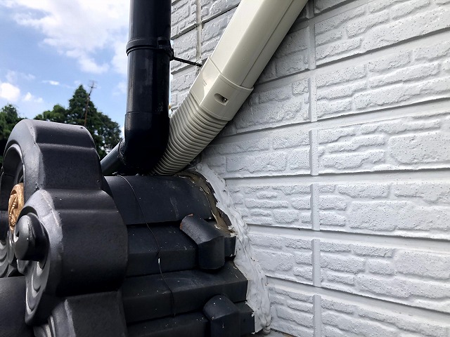 配管カバーの曲がり部分はズレやすく、意外と難しいポイントです。