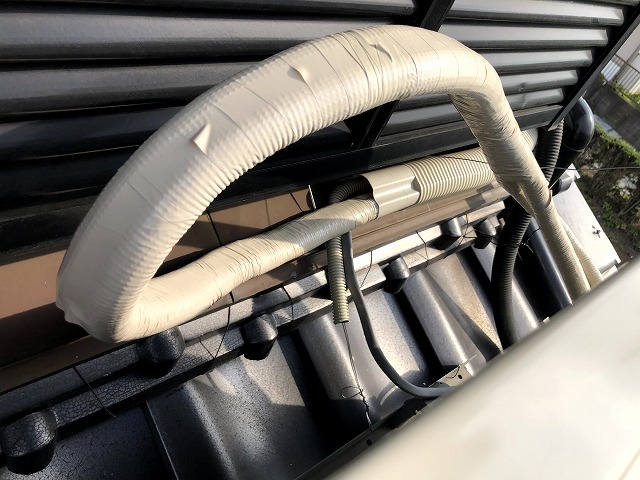 屋根上の室外機へ接続。長さは少し余裕を持たせています。