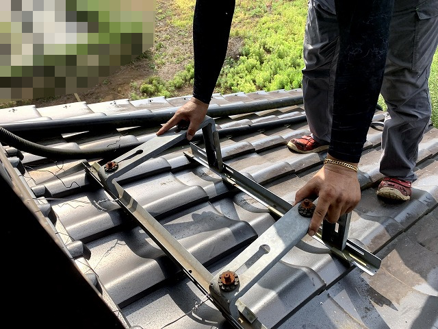 今回は屋根勾配用の室外機台を使って設置しました。