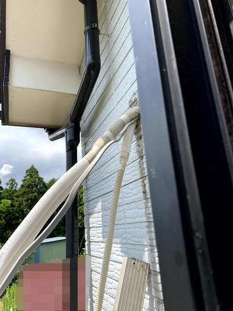 西側の壁から配管を出し、ここから横回ししていきます。