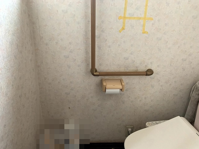 トイレ換気扇DIYでコンセント上の壁に取り付け位置を決めた様子