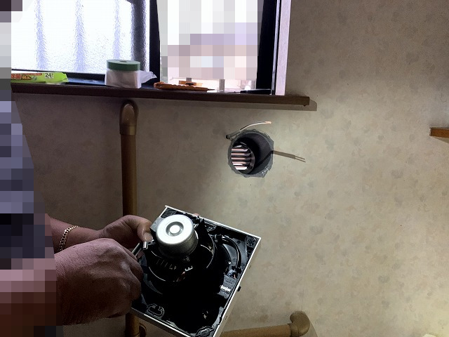 トイレ換気扇DIYでVU100塩ビパイプを壁に通した写真
